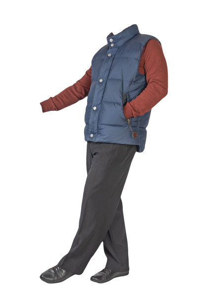 海军蓝无袖夹克，黑色长裤，毛衣和白色背景下的黑色皮鞋图片下载