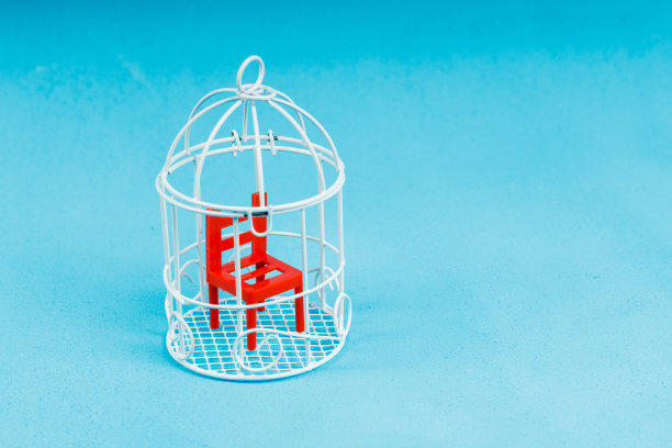 鸟笼里的红色塑料椅子。玩具产品图片下载