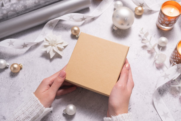 女人们手里拿着圣诞礼品盒。圣诞节的节日气氛图片下载