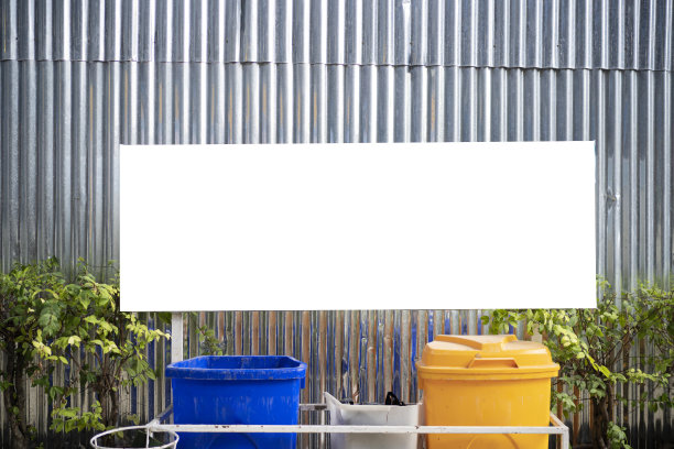 公园内有复制空间标志的垃圾桶。图片下载