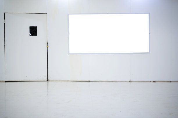 一家购物中心内的空广告牌，该购物中心目前因装修而关闭。图片下载