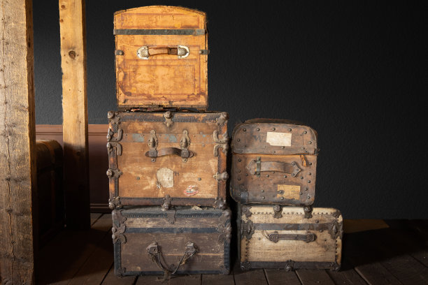 旧旅行箱堆积起来图片下载