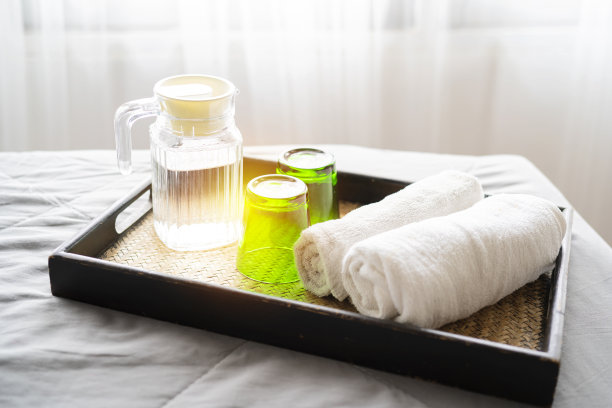 干净的欢迎饮料和白毛巾图片下载