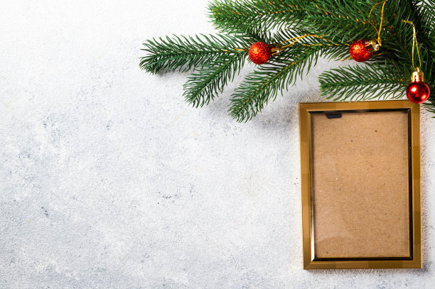 圣诞节照片框架模拟模板装饰在光的背景。从以上观点。新年模型。新年作文与香槟瓶和装饰。新2022年图片下载