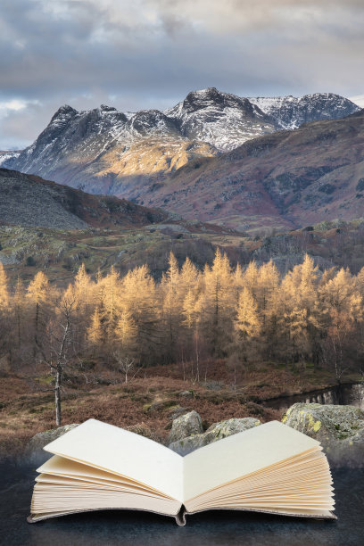 雄伟的冬季景观图像视图从湖区的福尔摩斯瀑布到积雪覆盖的山脉从书页中浮现出来图片下载