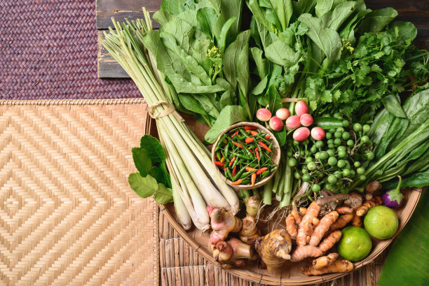 来自当地农贸市场的东南亚有机蔬菜和香料，可持续发展理念图片下载