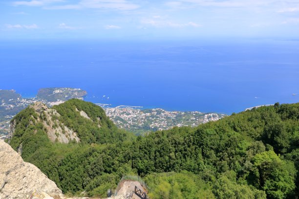 意大利伊斯基亚岛，从埃波米奥到拉科阿梅诺的鸟瞰图图片下载