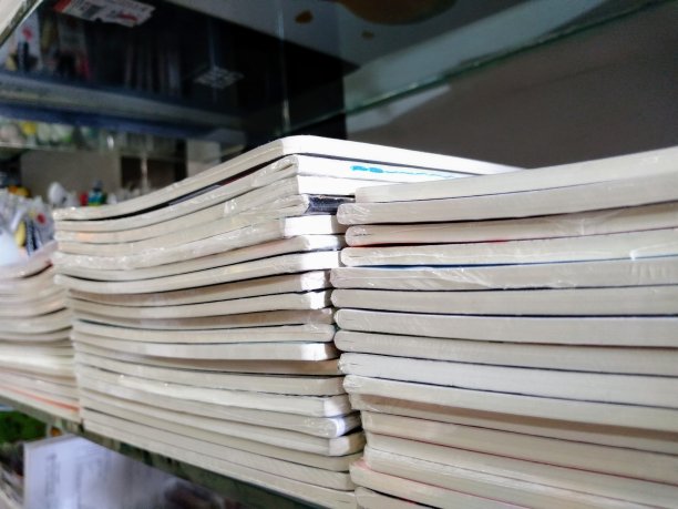 一堆笔记本排列得整整齐齐。图片下载