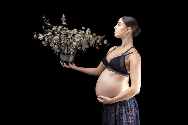 美丽的孕妇在花瓶里摆造型图片下载