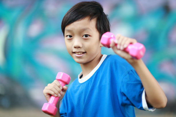 拿着哑铃的小男孩图片下载
