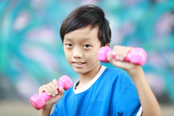 拿着哑铃的小男孩图片下载