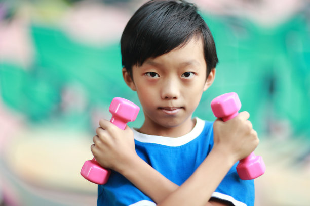 拿着哑铃的小男孩图片下载