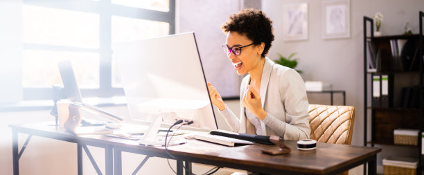 成功的交易者的交易者。兴奋的商人工作图片下载