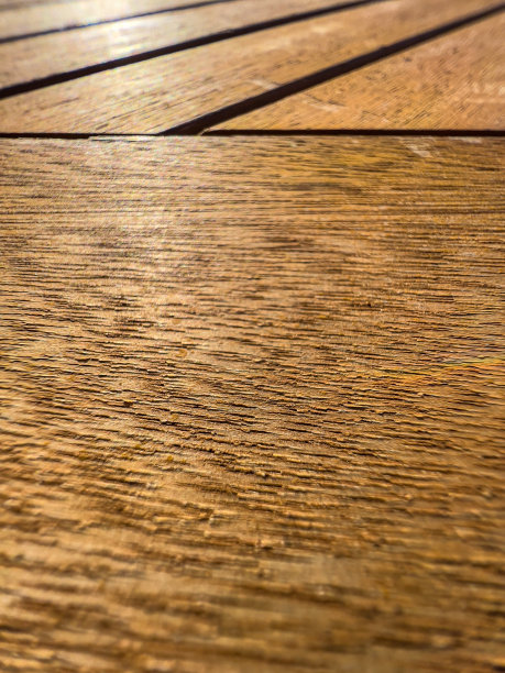 带有细木纤维的轻质木材的宏观图像。图片下载