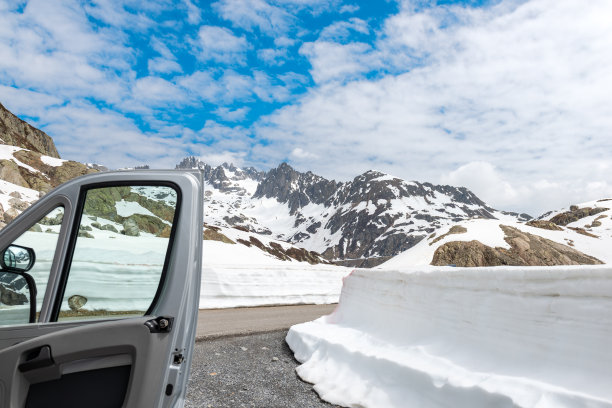 瑞士阿尔卑斯山雪景中的一扇敞开的门图片下载