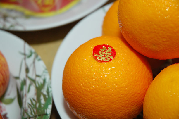 在中国人的婚礼上，橙色象征着爱情、健康、幸运图片下载