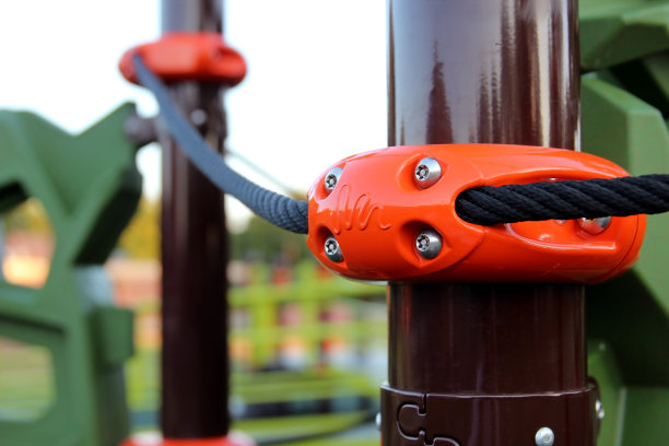 在冠状病毒隔离期间，空着的孩子们在操场上玩耍图片下载