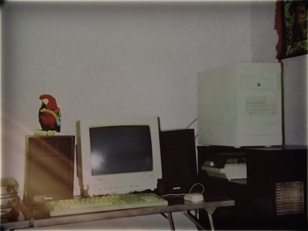 大的电脑桌和明信片图片下载