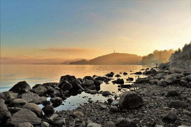 金色的秋天海景与平静的挪威水域图片下载