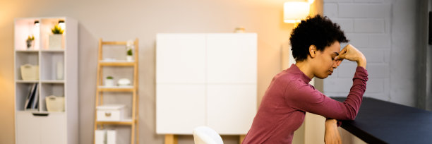 有广场恐惧症的单身女人图片下载