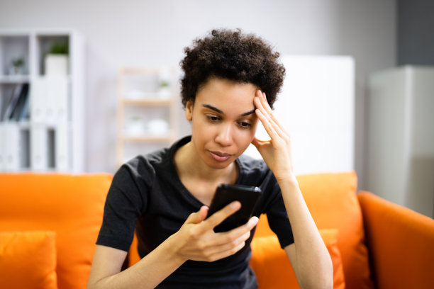 困惑的千禧女士坐在抑郁症图片下载