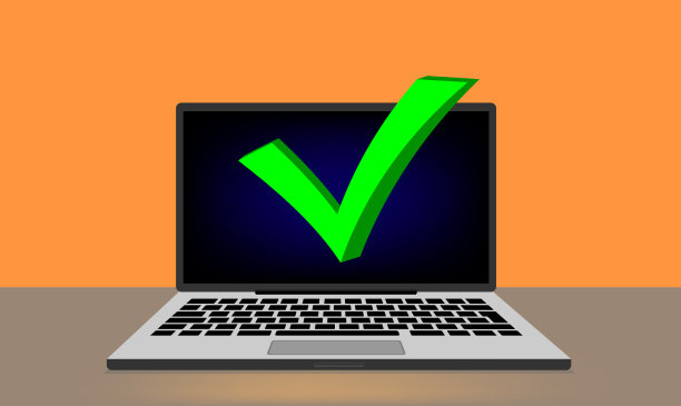 带有复选标记通知的笔记本电脑现代屏幕。带有在线电子检查标记的PC机。完成任务的想法。办公室桌子和笔记本电脑窗口在一个平面设计。图片下载