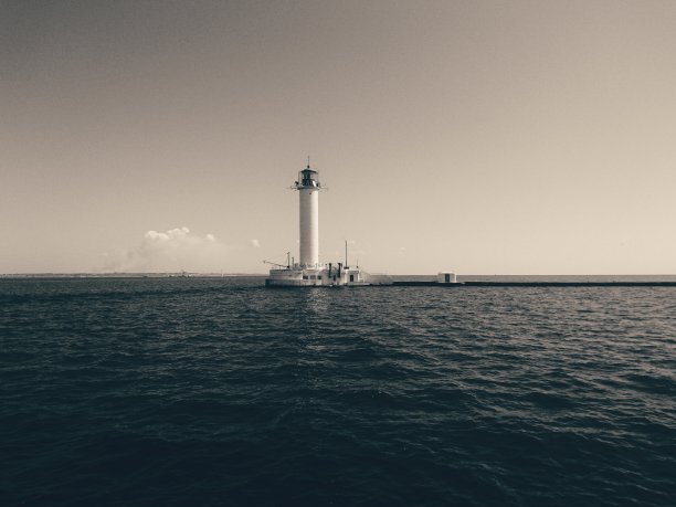 老沃龙佐夫灯塔。沿着海岸乘船旅行。图片下载