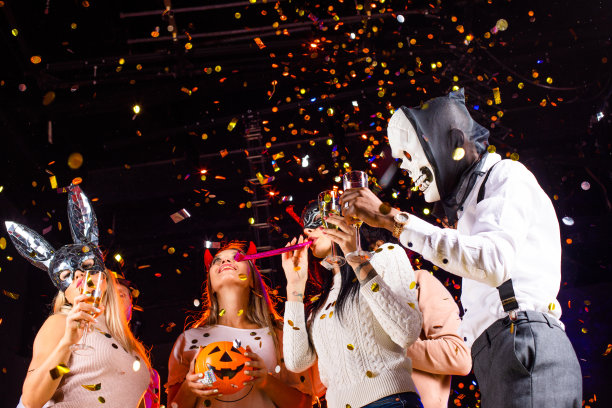 人们在万圣节派对上跳舞图片下载