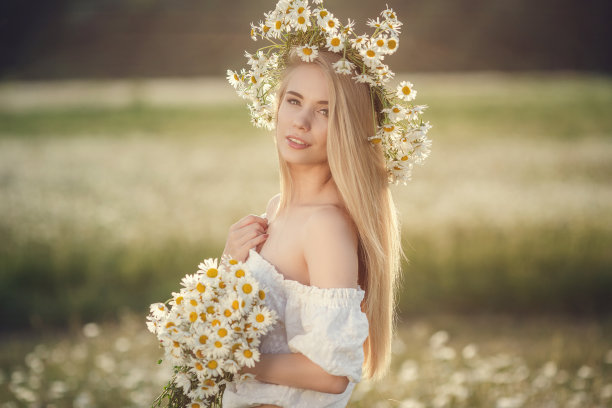 美丽的女人在享受雏菊图片下载