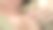 按摩师在诊所对妇女的颈部和胸部进行按摩。油放松按摩-半裸年轻漂亮的女模特在客厅，水疗概念。图片下载