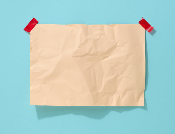 空白的长方形、皱巴巴的米色纸片，粘在浅蓝色的背景上。用于题词、公告的地方图片下载