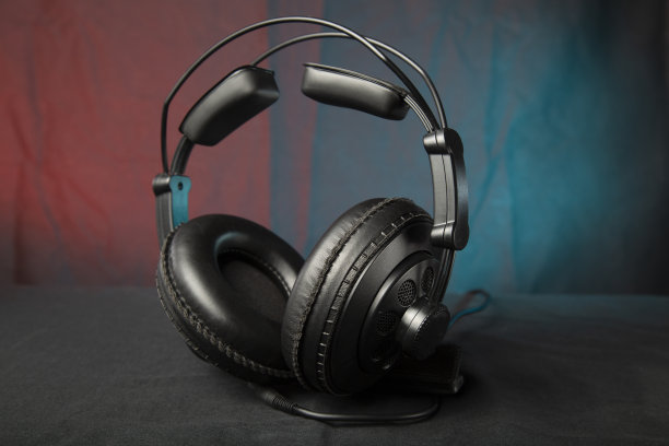 黑色背景下的电脑耳机。图片下载