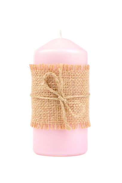 手工制作的浪漫粉色蜡烛与帆布绑在白色背景孤立图片下载