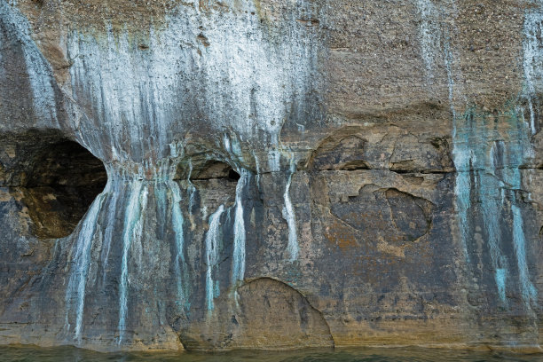矿物染色悬崖图片岩石图片下载