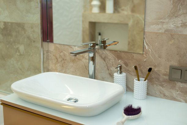 现代浴室在米黄色与大理石瓷砖和白色水池。室内设计。软选择性聚焦，艺术噪音图片下载