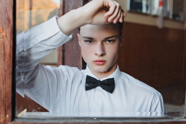 一个穿着优雅西装打着领带的商人。图片下载