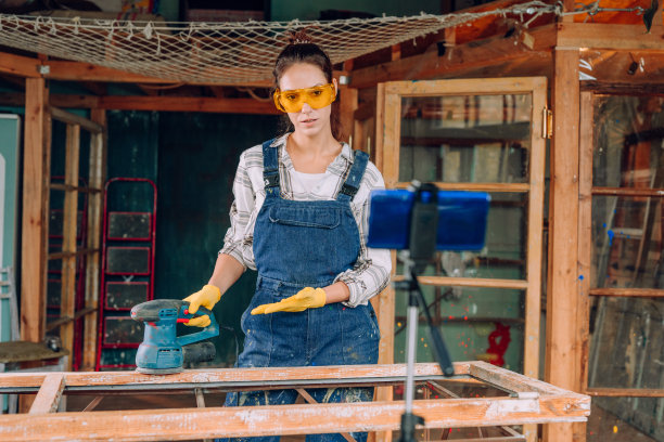 年轻女子在工作室制作视频博客图片下载