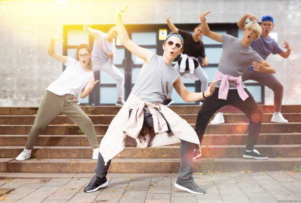 十几岁的男孩和青少年一起跳现代舞图片下载