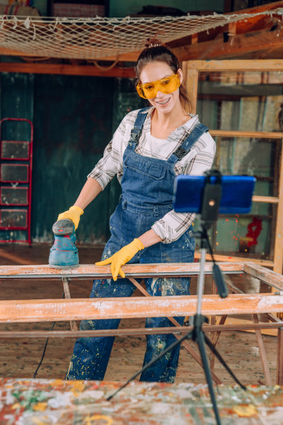 年轻女子在工作室制作视频博客图片下载