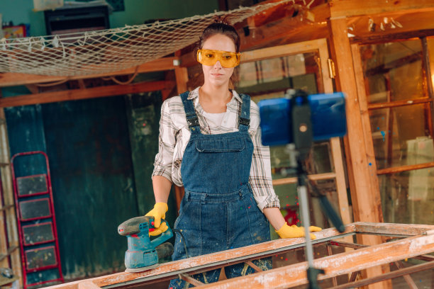 年轻女子在工作室制作视频博客图片下载