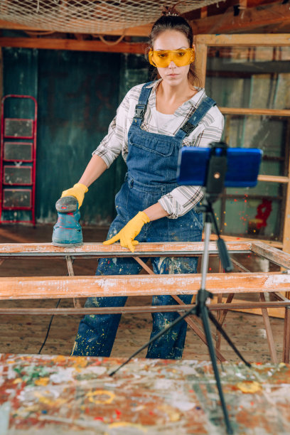年轻女子在工作室制作视频博客图片下载