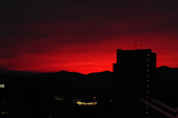 夕阳中的红色天空图片下载