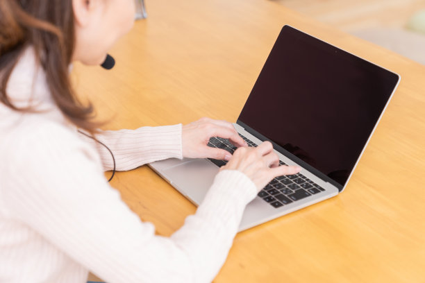 上了年纪的女人用笔记本学习，用手，函授课程图片下载