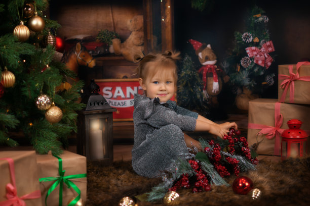 漂亮女孩微笑着看着镜头。孩子们在圣诞节玩得很开心。库存图片图片下载