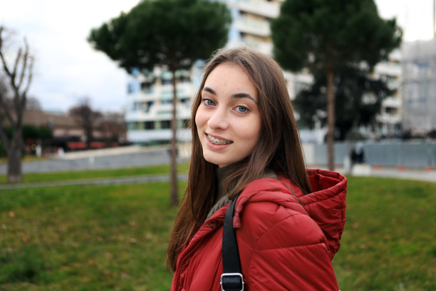 一个微笑的女孩的肖像图片下载
