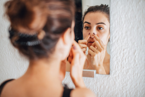 新觉醒的女人在镜子里看自己图片下载