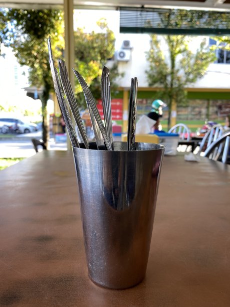 勺子和叉子放在钢杯上图片下载