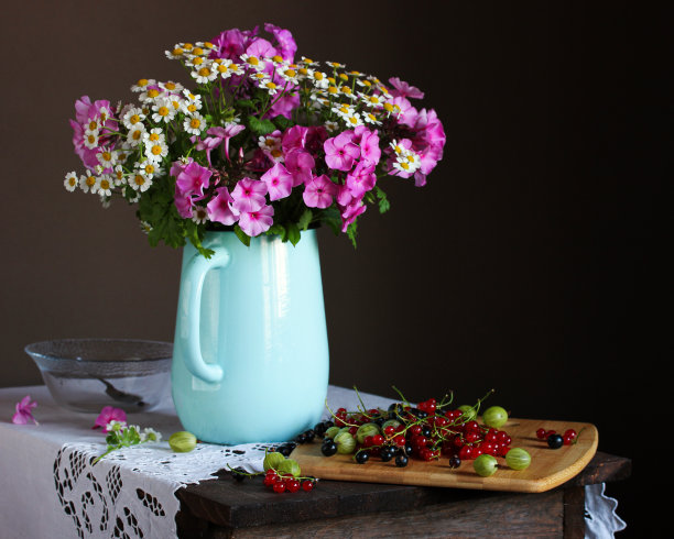 搪瓷壶里装着雏菊和福禄考还有花园浆果图片下载