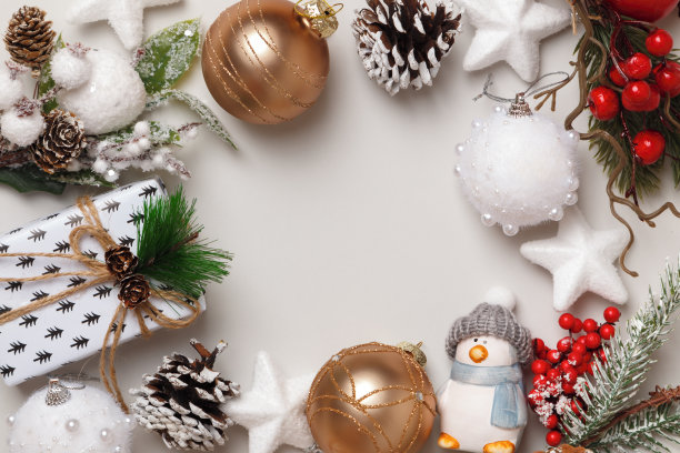 新年贺卡。圣诞礼物冷杉树枝松果球玩具企鹅在灰色的背景。平铺顶视图复制空间图片下载