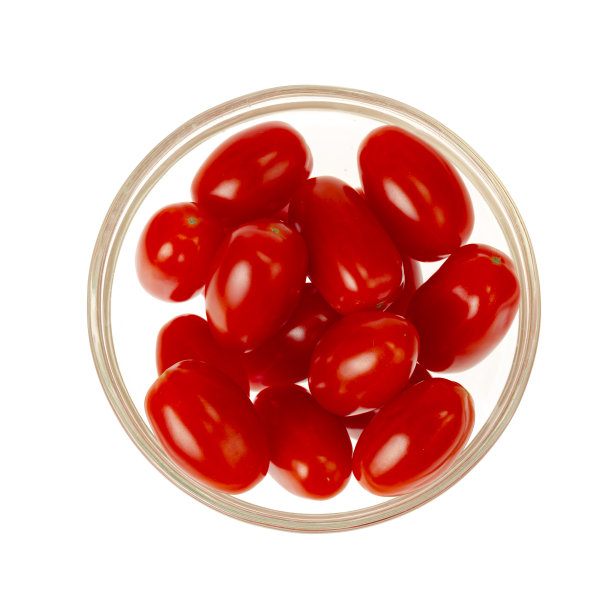 白色背景上的小红色椭圆形鸡尾酒樱桃番茄。工作室的照片图片下载
